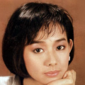 它没有停留在工艺记录层面，而是构建了一个基于蓝靂染美学的意境空间。